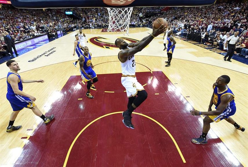  El jugador de los Cavaliers LeBron James encesta durante el partido que enfrentó a los Golden State Warriors y los Cleveland Cavaliers en las Finales de la NBA en el Quicken Loans Arena en Cleveland (Estados Unidos) este miércoles (EFE)