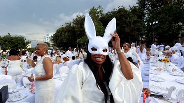 Unos 500 comensales de diversos países participan por primera vez en Le Dîner en Blanc (La cena en blanco), celebrada este sábado en el jardín de un céntrico hotel, en La Habana.