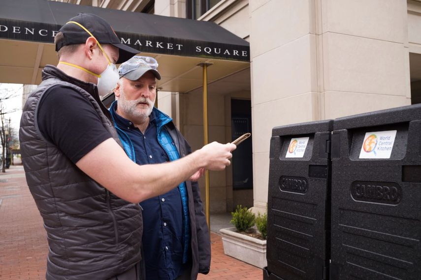 En esta fotograf&iacute;a del 31 de marzo de 2020 proporcionada por World Central Kitchen, el chef Jos&eacute; Andr&eacute;s, derecha, y Nate Mook charlan sobre distribuir alimentos para trabajadores de emergencias en Washington. Andres, cuyos m&aacute;s de 30 restaurantes en Estados Unidos incluyen The Bazaar, Jaleo y el poseedor de dos estrellas Michelinstarred Somni, fund&oacute; World Central Kitchen en 2010, con la ha servido 15 millones de comidas en el mundo tras huracanes, incendios y otros desastres. Desde el inicio de la pandemia por coronavirus su organizaci&oacute;n ha servido m&aacute;s de 750.000 comidas.&nbsp;