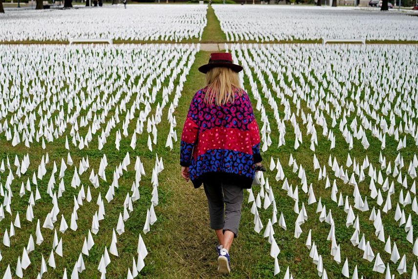Un campo en Washington, lleno de banderas blancas en memoria de todos los muertos por el coronavirus. Foto tomada el 27 de octubre del 2020.