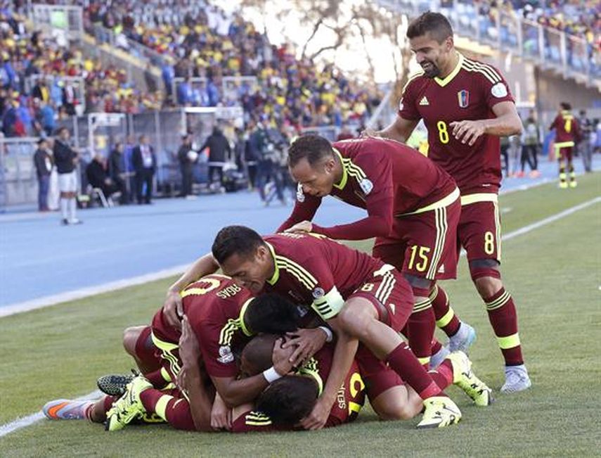Rondón y sus compañeros festejan luego del tanto venezolano. (EFE)