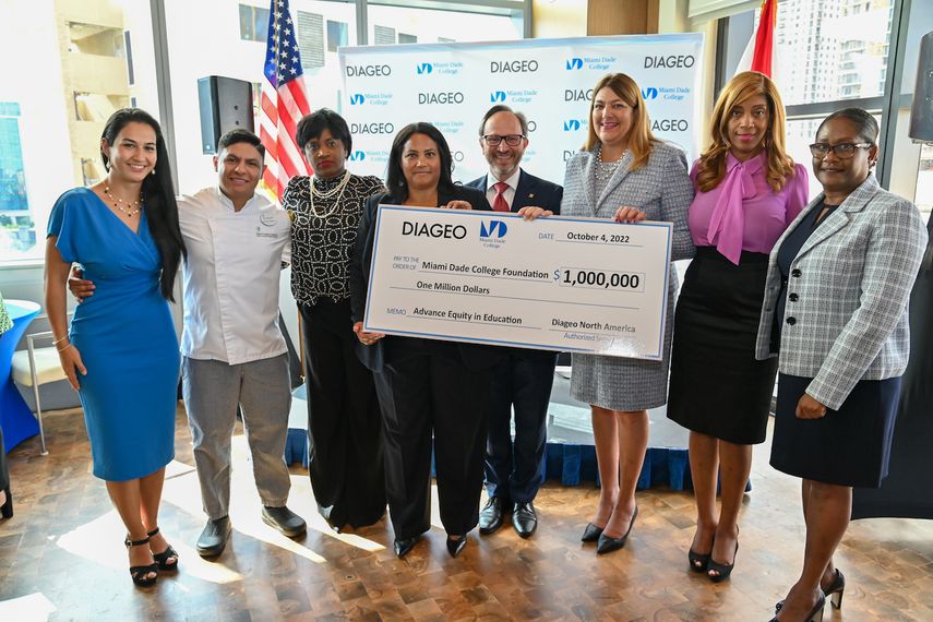 Entre los fotografiados, Ana Fitzgibbons, Nelson Hincapie, Stephanie Childs, y Madeline Pumariega, en el acto oficial de entrega de la donación al Miami Dade College.&nbsp;
