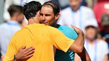 El portugués Nuno Borges abraza a Rafael Nadal después de que venció al español en la final del Abierto de Nordea en Bastad, Suecia, el domingo 21 de julio del 2024.&nbsp;