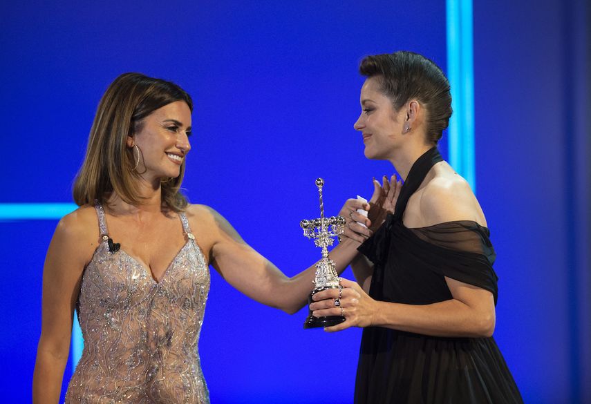 La actriz francesa Marion Cotillard recibe de manos de la española Penélope Cruz el premio Donostia por su trayectoria que otorga el Festival de Cine de San Sebastián.&nbsp;