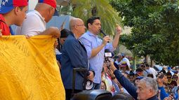 Embajador Carlos Vecchio acompa&ntilde;ado por Iv&aacute;n Simonovis en la protesta de venezolanos en Miami.&nbsp;