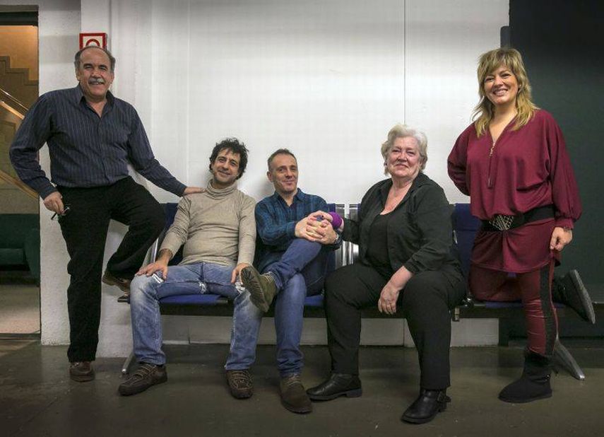 A lo largo de hora y media larga el público, que prácticamente llenaba el teatro, no dejó de entonar sus melodías que les han hecho durante tantos años tan conocidos.