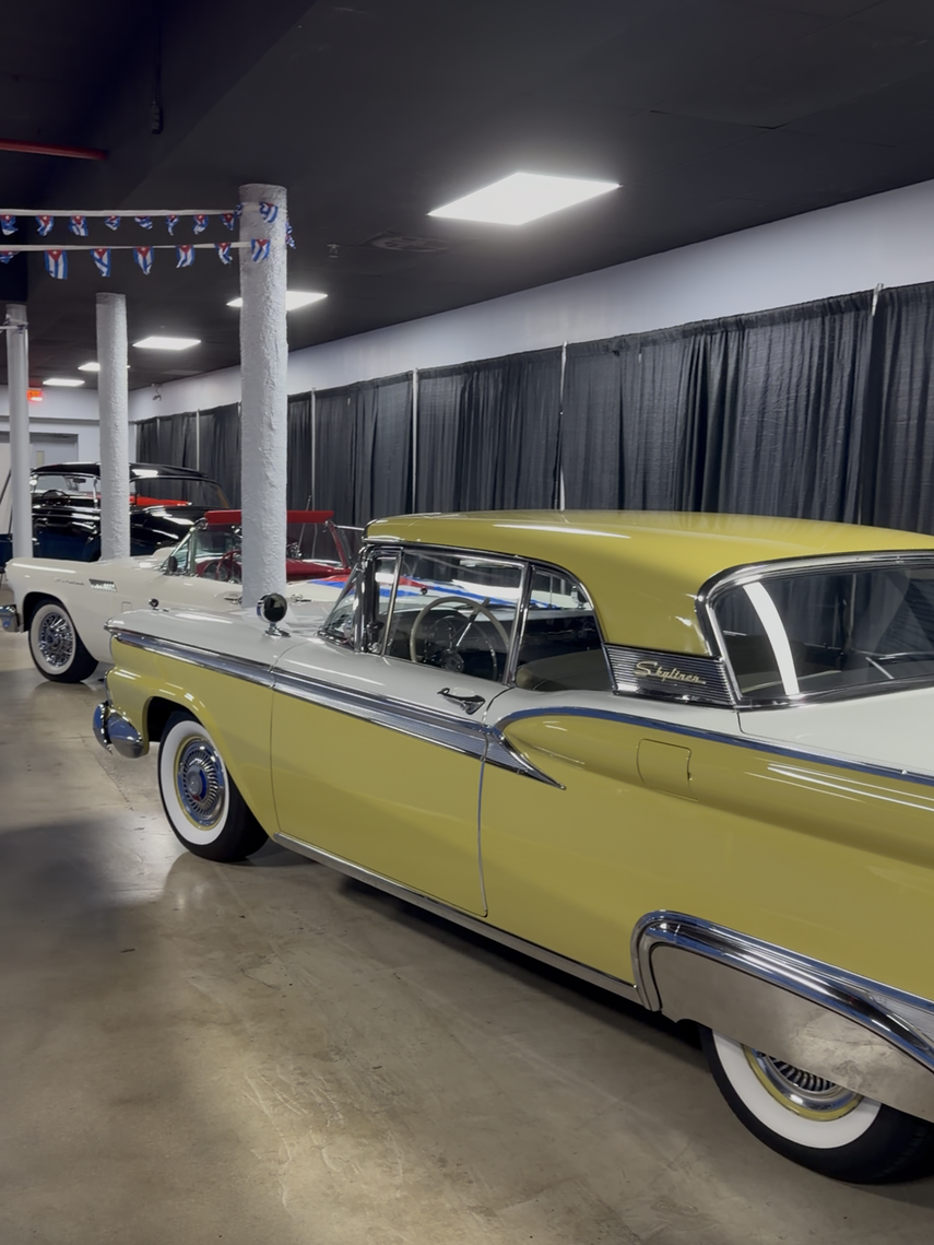 Una exhibición de autos clásicos acompañó la llegada de los visitantes.
