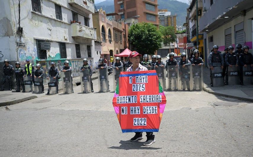 Un grupo de empleados públicos y jubilados protestaron en Caracas el jueves para exigir un salario digno, horas después de que Nicolás Maduro anunciara un aumento en las pensiones y bonificaciones de los empleados públicos.&nbsp;