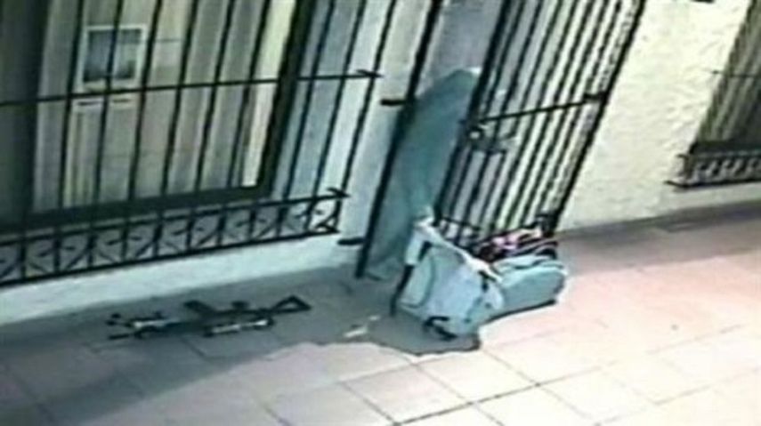 Captura de video. El momento en que una de las monjas recoge el dinero (CORTESÍA. clarín.com)