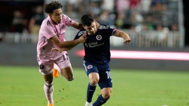 El hondureño David Ruiz (izquierda), del Inter de Miami, forcejea con el español Carles Gil, del Revolution de Nueva Inglaterra, en un partido de la MLS realizado el sábado 13 de mayo de 2023 en Fort Lauderdale.