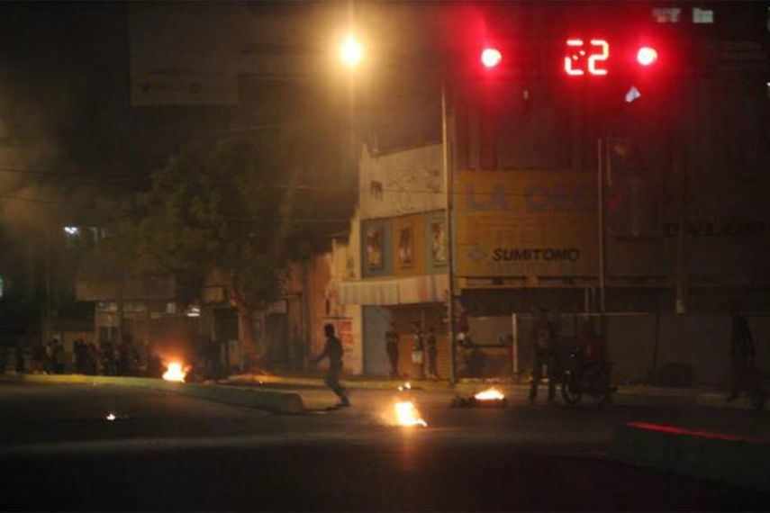 Sujetos fuertemente armados que dejaron destrozos a su paso, saquearon camiones de productos y establecimientos en Maracaibo (TWITTER/@sumariumcom)