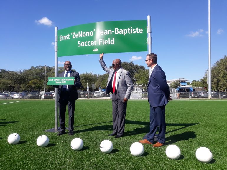 El comisionado Jean Monestime, “ZeNono” Jean-Baptiste y Joe Cornely (izq. a der.), en la inauguración de un nuevo campo de fútbol en Miami, el 26 de octubre del 2022. 