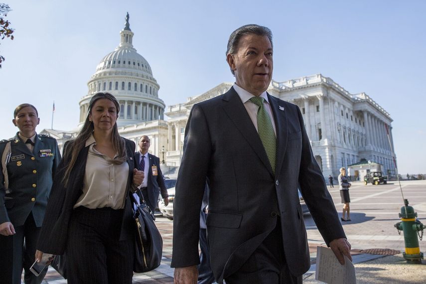 &nbsp;El presidente de Colombia se dirige a un encuentro con los medios de comunicación tras asistir a una reunión con el comité de Relaciones Exteriores del Senado celebrada en el Capitolio, en Washington