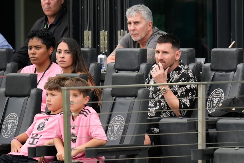 Lionel Messi (derecha) observa desde un palco el partido del Inter Miami contra Montreal en la MLS, el domingo 10 de marzo de 2024, en Fort Lauderdale, Florida.&nbsp;