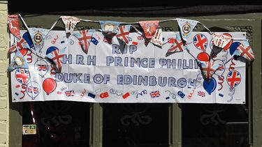 Los británicos despiden al príncipe Felipe desde el pub Duque de Edimburgo.&nbsp; 