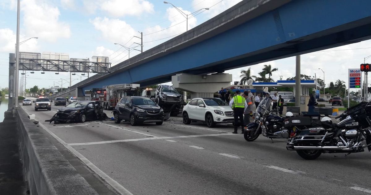 Once vehículos involucrados en violento accidente en Hialeah