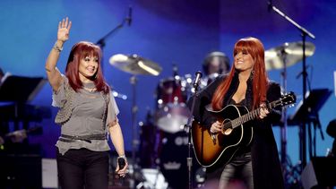 Naomi Judd, a la izquierda, y Wynonna Judd, de The Judds, actúan en la Girls Night Out: Superstar Women of Country, en Las Vegas, el 4 de abril de 2011.