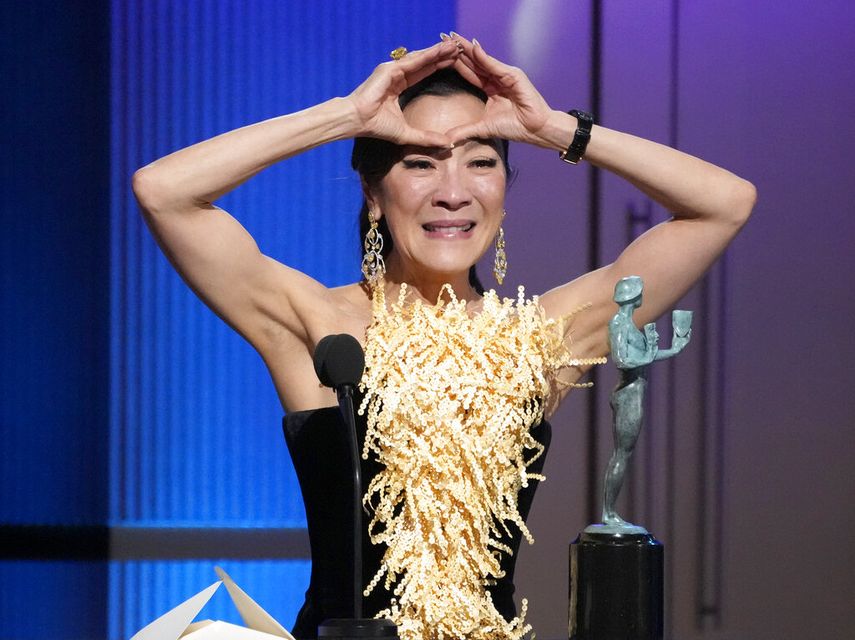 Michelle Yeoh hace un gesto al recibir el premio de mejor actriz por Everything Everywhere All at Once, uno de los momentos más memorables de la 29a entrega anual de los Premios del Sindicato de Actores de la Pantalla el 26 de febrero de 2023, en el hotel Fairmont Century Plaza en Los Ángeles.