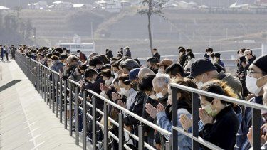 Un grupo de personas guarda un minuto de silencio a las 14:46 horas para conmemorar el momento en el que un potente sismo remeció Rikuzentakata, en la prefectura de Iwate, el 11 de marzo de 2023.&nbsp;