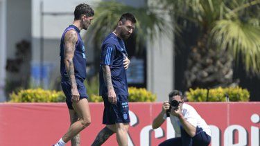 El delantero argentino Lionel Messi (R) y el mediocampista Rodrigo De Paul participan en una sesión de entrenamiento en Ezeiza, Buenos Aires, el 16 de octubre de 2023, antes de los partidos de clasificación para la Copa Mundial de la FIFA 2026 contra Perú el 17 de octubre en Lima.  