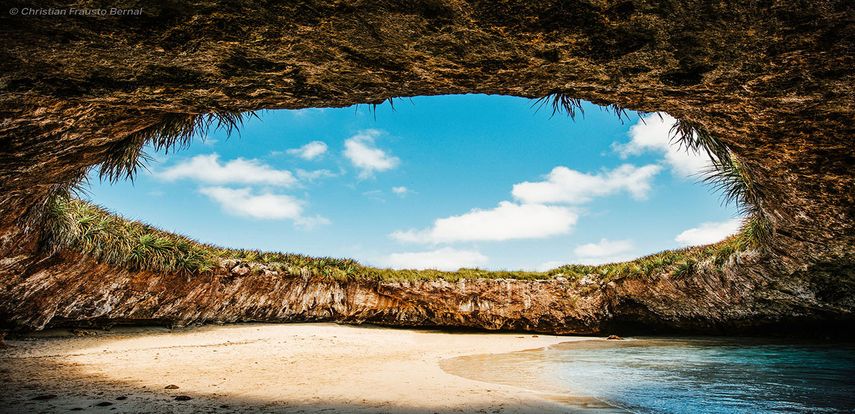 Hidden Beach, en Mexico. Se trata de una puerta al cielo, es literal. En su arena y sus azules paradisíacos cualquiera que pasee por este lugar se sentirá fuera de este mundo y comprenderá el significado de la perfección. 