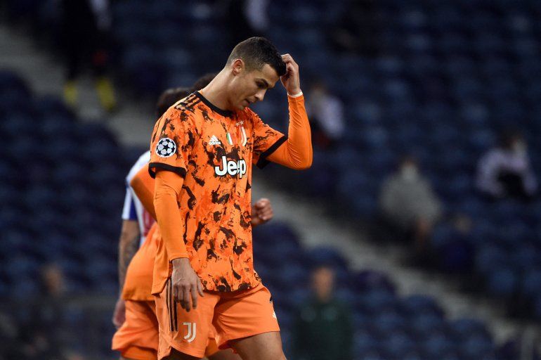 El delantero portugués del Juventus, Cristiano Ronaldo, hace un gesto durante el partido de ida de los octavos de final de la Liga de Campeones de la UEFA entre el Oporto y la Juventus en el estadio Dragao de Oporto el 17 de febrero de 2021. 