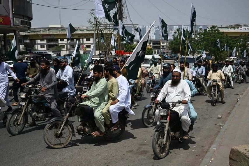 Activistas de la Liga Musulmana Markazi de Pakistán gritaron consignas durante una manifestación contra India en Karachi el 7 de mayo de 2025.&nbsp;&nbsp;