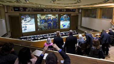 Fotografía cedida por la NASA que muestra a la tripulación de la nave Soyuz (en la pantalla gigante) durante una conexión en directo con el Centro de Control de Misiones ruso realizada tras alcanzar con éxito la Estación Espacial Internacional (EEI). E