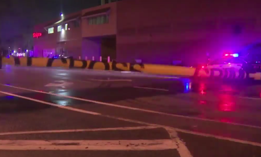 El vehículo impactó con la pared de una farmacia en Hollywwod.&nbsp;