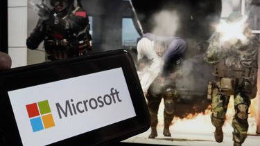 El logo de Microsoft un una escena del videojuego Call of Duty - Modern Warfare de Activision,