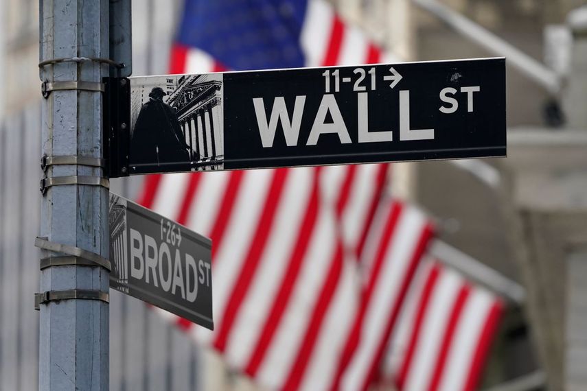 Imagen del letrero que anuncia a Wall Street.