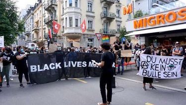 Foto que Nadja Landolt me hizo leyendo el discurso en una calle c&eacute;ntrica de Lucerna.