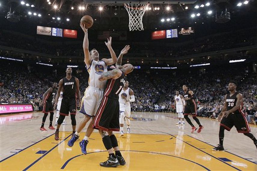 David Lee (10), de los Warriors, tira a canasta ante su rival del Heat de Miami Chris Andersen. (AP)