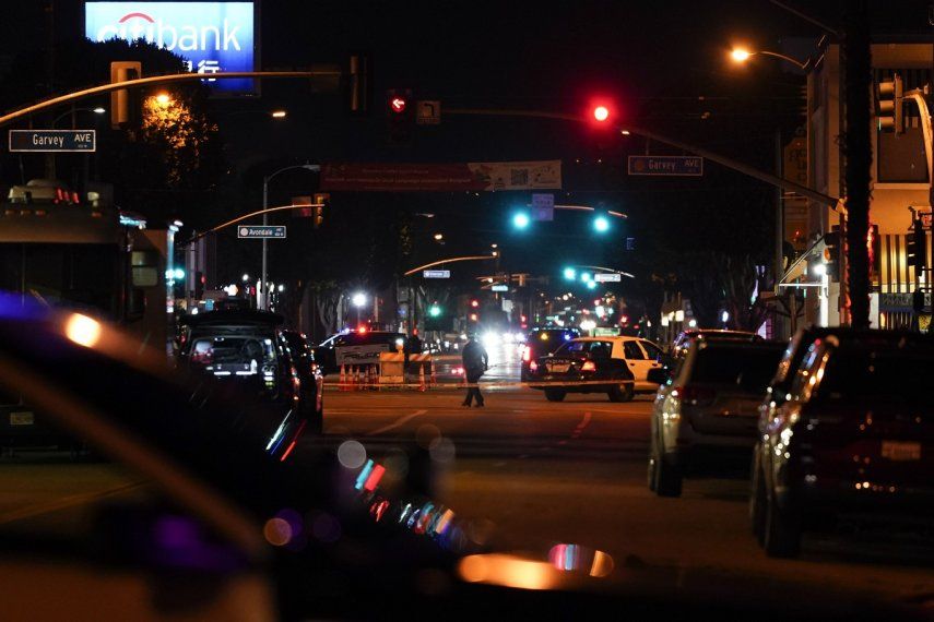 La policía investiga una escena donde se produjo un tiroteo en Monterey Park, California, el odmingo 22 de enero de 2023. Docenas de policías respondieron a reportes de un tiroteo tras una gran celebración del Año Nuevo Lunar en una población al este de Los Ángeles.&nbsp;