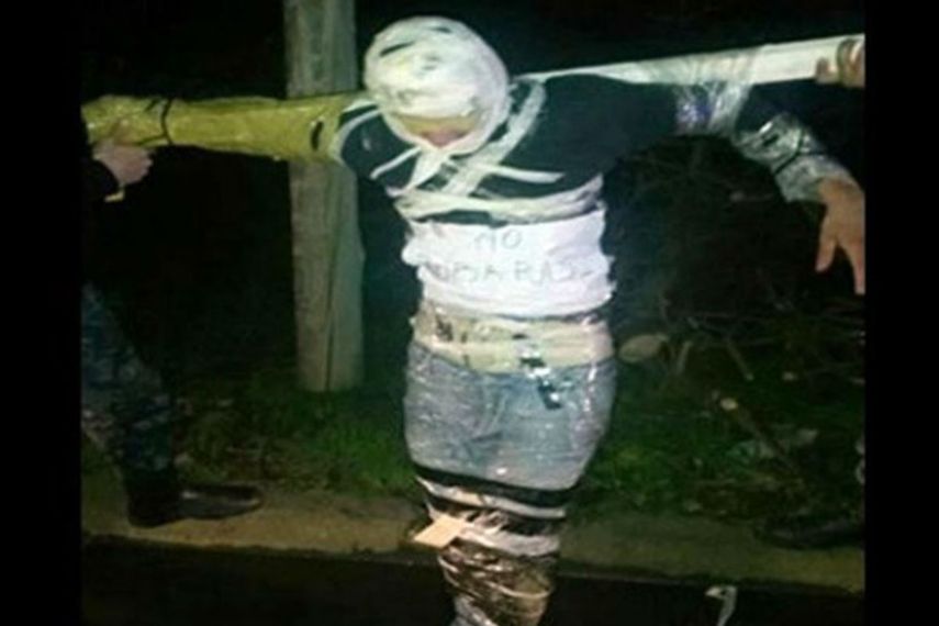 Joven crucificado en la vía pública (Twitter)
