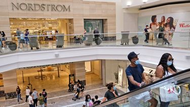 En esta foto del lunes, 29 de junio del 2020, personas visitan el centro comercial Garden State Plaza en Paramus, Nueva Jersey. La confianza del consumidor estadounidense subi&oacute; en junio, reflejando la reapertura parcial del pa&iacute;s, pero existe la preocupaci&oacute;n de que el incremento de casos de coronavirus en muchos estados ponga en peligro futuras ganancias.&nbsp;