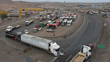 Camioneros mantienen cerrada la salida sur de la ruta A-16, en el sector de La Azufrera de Alto Hospicio, en protesta por la alta inseguridad en Chile.