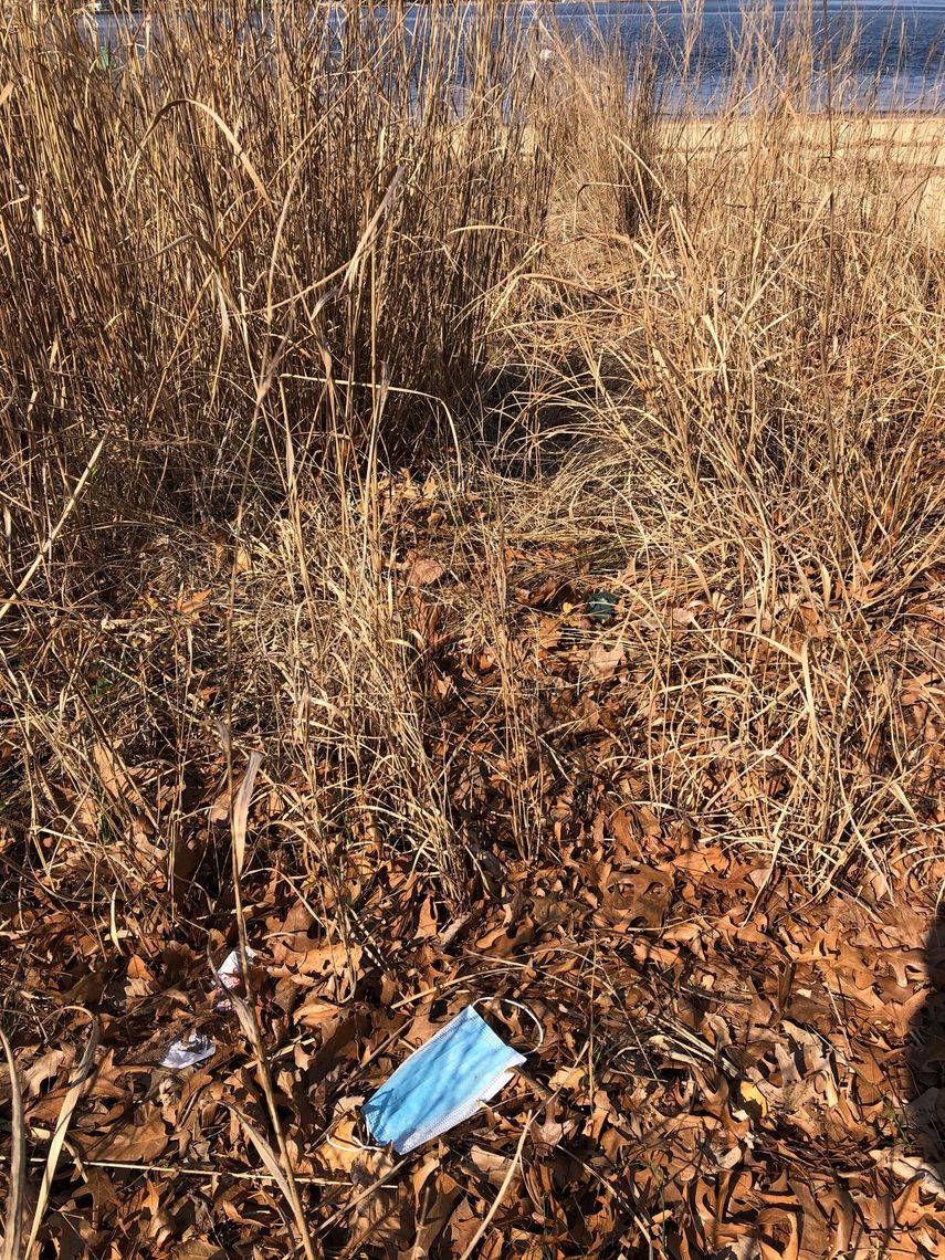 Un cubrebocas tirado en una playa en Point Pleasant, Nueva Jersey, el 4 de abril de 2021.