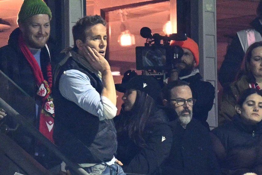 El actor estadounidense y propietario del Wrexham, Ryan Reynolds (2i), observa durante el partido de fútbol de tercera ronda de la Copa FA inglesa entre el Wrexham y el Nottingham Forest en el Racecourse Ground Stadium en Wrexham, al norte de Gales, el 9 de enero de 2026.&nbsp;