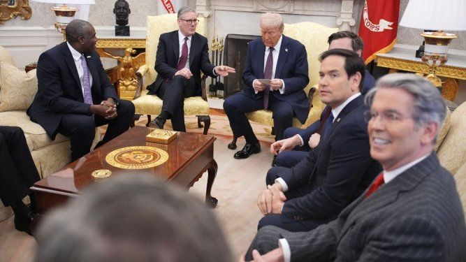 El presidente de los Estados Unidos, Donald Trump (centro), durante una reunión en la Casa Blanca, el 27 de febrero de 2025.