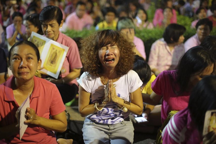Tras anunciarse el deceso, se produjo una explosión de dolor entre los cientos de súbditos que se habían congregado ante el centro médico donde permanecía ingresado el soberano