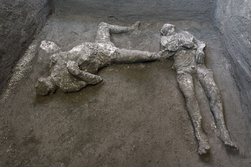 Los moldes de yeso de lo que se cree eran un hombre rico y su esclavo que huían de la erupción del volcán Vesuvio hace casi 2.000 años se ven en lo que era una finca elegante en las afueras de la antigua ciudad romana de Pompeya, destruida por la erupción de 79 d.C.