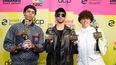 Bysael Martínez Ocasio, Bad Bunny y Bernie Martínez Ocasio, ganadores del premio Top Latin Song Award, posan entre bastidores para los Billboard Music Awards 2021, transmitidos el 23 de mayo de 2021 en el Microsoft Theatre de Los Angeles, California. Bad Bunny también ganó en la categoría de Mejor artista latino.