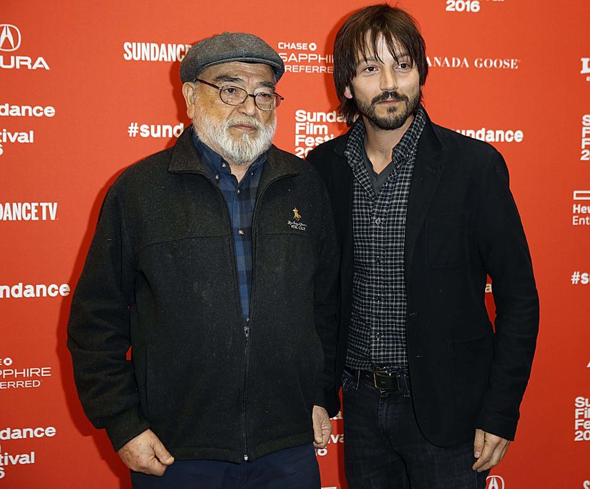El director mexicano&nbsp;Diego&nbsp;Luna posa -en 2016- junto a su padre Alejandro&nbsp;Luna a su llegada a la proyección de la película Mr. Pig en el Festival de Cine Independiente Sundance.&nbsp;