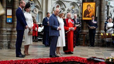 El rey Carlos III y el príncipe William junto con Kate Middleton y la reina Camila, permanecen ante la tumba del Soldado Desconocido durante un servicio de acción de gracias para conmemorar el 80 aniversario del Día de la Victoria en Europa, que marcó el final de la Segunda Guerra Mundial en Europa, en la Abadía de Westminster en Londres el 8 de mayo de 2025.