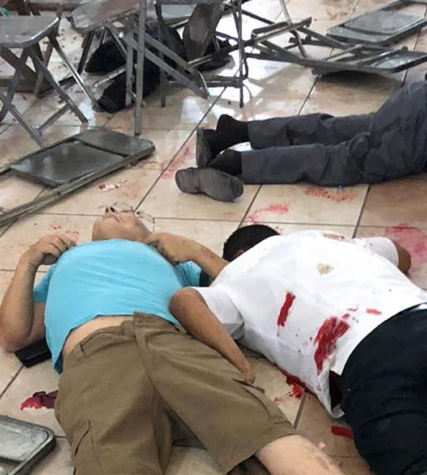 Dos de los cuerpos en el lugar donde ocho personas fueron asesinadas por un grupo armado