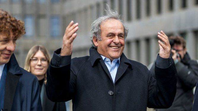 El expresidente de la UEFA, Michel Platini, reacciona al salir del juzgado tras el veredicto de la Fiscalía General de Suiza en una apelación contra los expresidentes de la UEFA y la FIFA por un presunto pago fraudulento, en Muttenz, cerca de Basilea, el 25 de marzo de 2025. El expresidente de la FIFA, Sepp Blatter, y el expresidente de la UEFA, Michel Platini, fueron absueltos de nuevo el 25 de marzo de 2025 en apelación ante un tribunal suizo en un prolongado caso de corrupción.