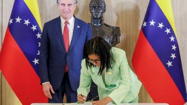 La presidenta interina de Venezuela, Delcy Rodríguez firma un documento junto al Secretario del Interior de EEUU, Doug Burgum, en el Palacio Presidencial de Miraflores en Caracas el 5 de marzo de 2026.