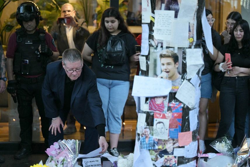 Geoff Payne, padre del cantante pop de One Direction Liam Payne, mira una nota colocada donde los fanáticos rindieron homenaje a su difunto hijo afuera del Hotel CasaSur en Buenos Aires el 18 de octubre de 2024.