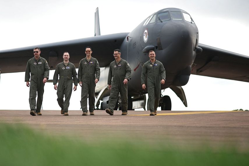 Pilotos de la fuerza aérea de Estados Unidos y detrás un bombardero B 52 fabricado por Boeing.